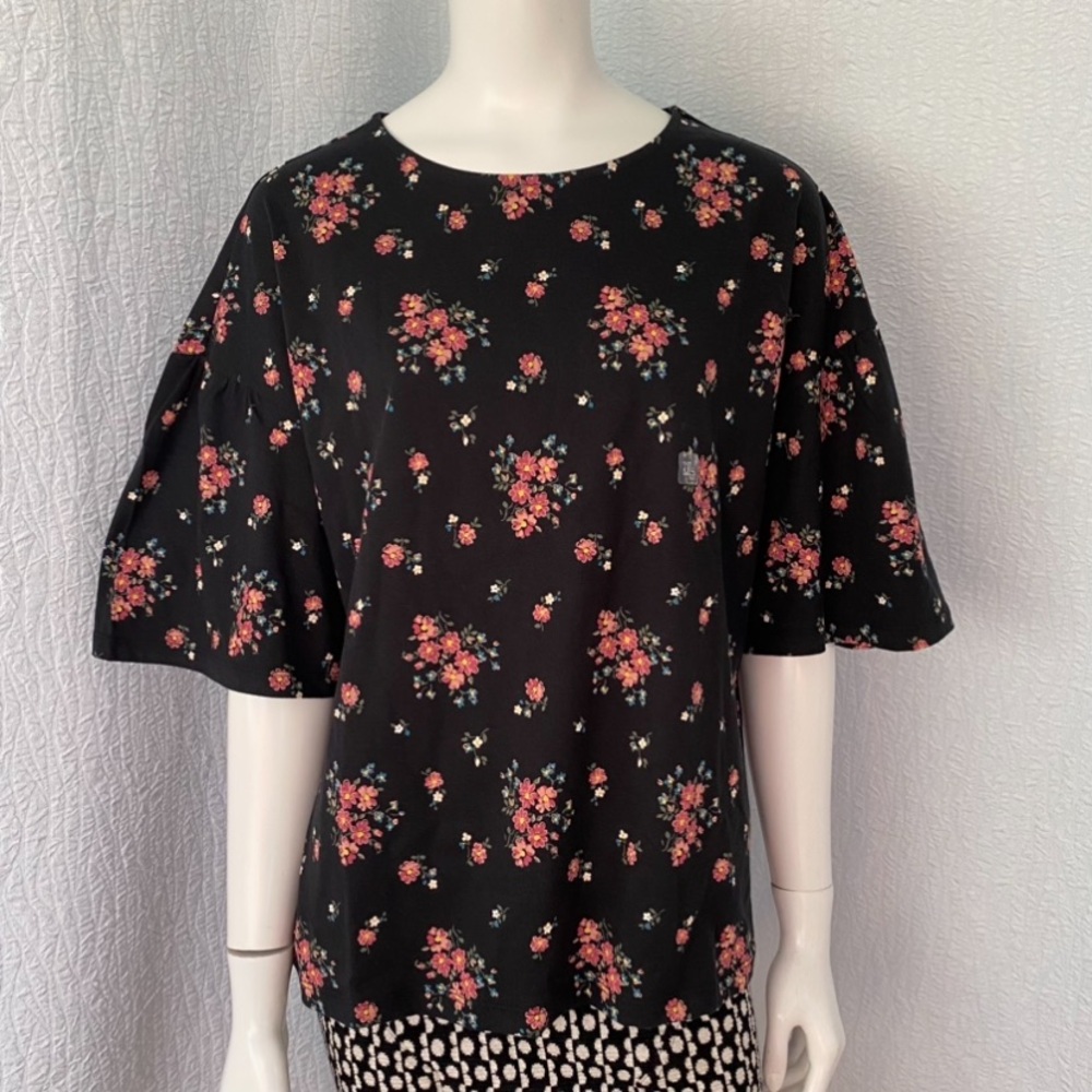 Uniglo UT Studio Sanderson New Black Floral Tee Shirt